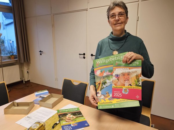 Gemeinsam mit 13 Frauen unterschiedlicher Konfessionen hat Pfarrerin Renate Kersten den Weltgebetstag der Frauen vorbereitet. Zum ökumenischen Gottesdienst wird für den 7. März in die lutherische Kirche am Sedanplatz eingeladen. Die Cookinseln sind dabei. - © Astrid Sewing