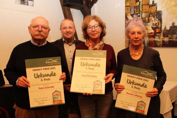 Mario Hecker (Zweiter von links) überreicht den Heimat-Preis an Johannes Bentler (stellvertretend für Peter Schmidt, von links), Martina Schoppmeier (stellvertretend für Jörg Peterding) und Renate Lübbing. - © Nico Düllmann