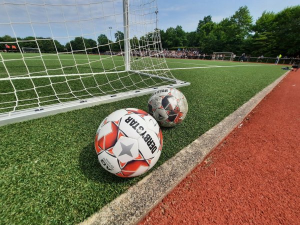 Noch liegen sie am Spielfeldrand, doch bald kommen die Fußbälle wieder zum Einsatz. - © Oliver König