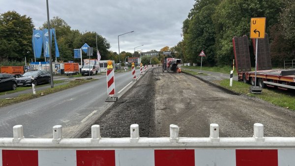An der Heidenoldendorfer Straße gehen die Arbeiten weiter - aktuell geht es an der Aral-Tankstelle nur einspurig vorbei. - © Alexandra Schaller