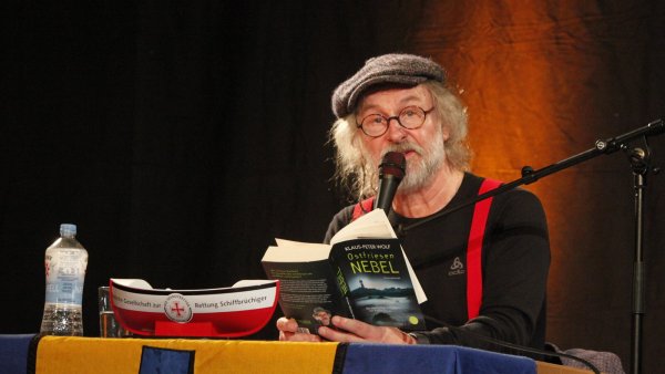 Bei seiner Lesung am Freitagabend in der ausverkauften Aula des Schulzentrums Werreanger gibt Autor Klaus-Peter Wolf Einblicke in sein Schaffen. - © Juliana Szabo
