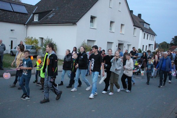 Der Fackelumzug in Hörste gehört zur Eröffnung des Dorffestes einfach dazu. Jedes Jahr wechselt die Route, diesmal geht es über den Hörster Bruch. - © Udo Zantow