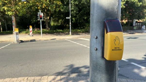 Die Fußgängerampel am Hit-Markt funktioniert wieder. - © Sven Kienscherf