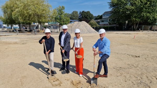Setzen zum symbolischen ersten Spatenstich des Neubaus an der Realschule Lemgo an: (von links) Architekt Frank Winterhalter, Bürgermeister Markus Baier, Schulleiterin Dorit Meier und Martin Gasse von Gasse-Schumacher-Partner Landschaftsarchitekten. - © Nadine Uphoff
