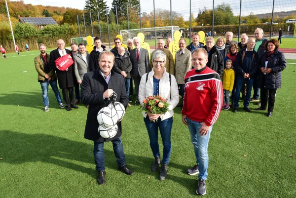 Strahlende Gesichter bei der Einweihung in Langenholzhausen: (vorne, von links) Bürgermeister Mario Hecker, Cornelia Rehse, Vorsitzende TuS Langenholzhausen, Jürgen Heinz, Vorsitzender FC Unteres Kalletal. - © Nicole Ellerbrake