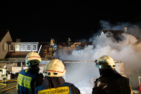 Mit insgesamt 80 Einsatzkräften war die Feuerwehr vor Ort, um den Brand am ersten Weihnachtstag zu löschen. - © Freitag TV