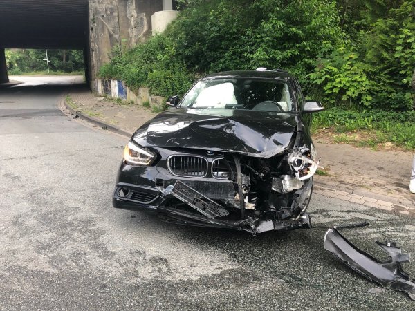 Ein Detmolder hat mit seinem BMW in Bielefeld-Brake einen Unfall gehabt. - © Polizei Bielefeld