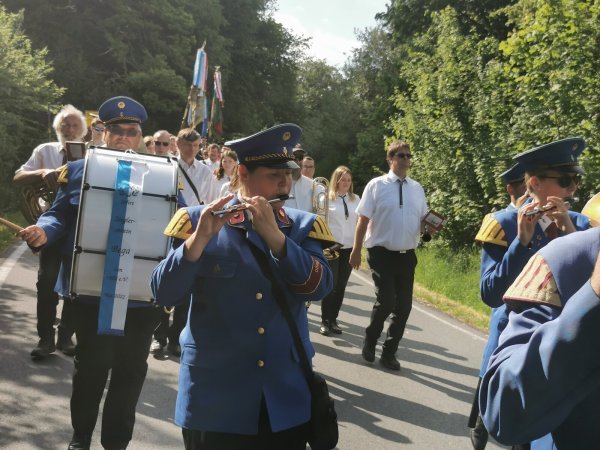 Begleitet den Rundmarsch beim Zieglerjubiläum: der Spielmannszug Bega. - © Sylvia Frevert(LZ)