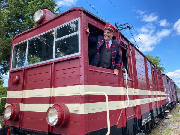 Aktionskünstler Sauresani verzaubert beim Teddybärexpress mit Gags und Tricks im Zug und erzählt die Geschichte „Dr. Brumm feiert Geburtstag“ am Bahnhof in Alverdissen. - © Martha Johannsmeier