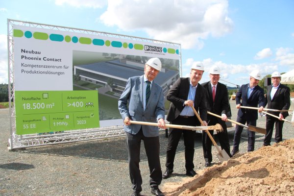 Hoch die Spaten: (von links) Phoenix-Seniorchef Klaus Eisert, Bürgermeister Christoph Dolle, CEO Frank Stührenberg, Florian Brandstetter vom gleichnamigen Architekturbüro sowie Torsten Janwlecke (Geschäftsführung Phoenix Contact). - © Seda Hagemann