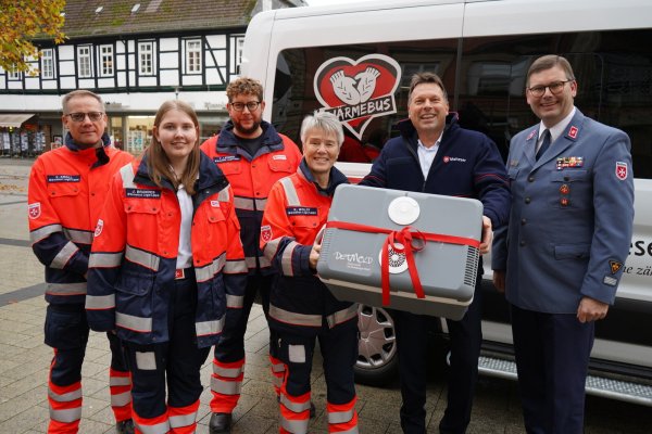 Freuen sich über die Unterstützung: die Ehrenamtlichen Vincent Kroll (von links), Johanna Brandes, Thorsten Leising und Karin Wolf sowie Detmolds Bürgermeister Frank Hilker und Nils Brandes, der Projektleiter des Wärmebusses des Malteser Hilfsdienstes Lage. - © Stadt Detmold