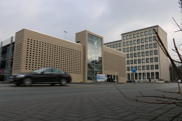 Im Parkhaus am Finanzamt könnten die oberen Parkdecks künftig nur noch über das Treppenhaus zu erreichen sein. Die SVD plant, den Fahrstuhl abzuschalten, um Energie zu sparen. - © Archivfoto: Alexandra Schaller