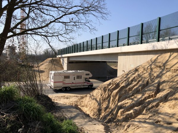 Die neue Brücke, die ab Herbst 2023 den provisorischen Kreisel an der Ostwestfalenstraße in Höhe Oerlinghauser Straße ersetzen soll, ist fertiggestellt. Im nächsten Schritt geht es um die Fahrbahn, die über das Bauwerk führt. - © Thomas Reineke(LZ)
