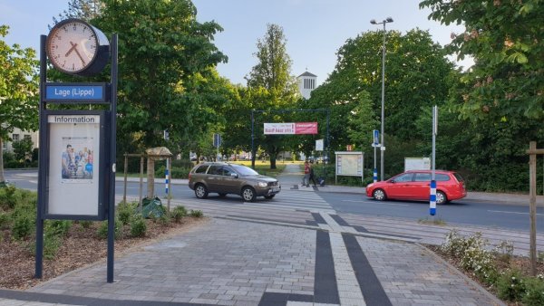 Die Achse vom Bahnhof über den Sedanplatz (im Hintergrund) zur Innenstadt soll verbessert werden. Vor allem für Fußgänger soll die Verbindung besser sichtbar werden. - © Nadine Uphoff