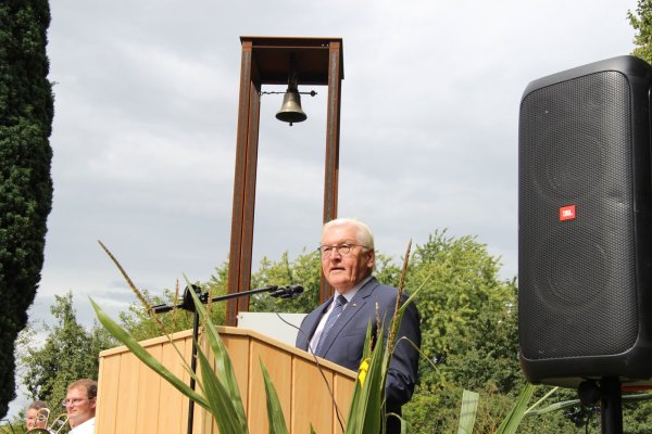 Bundespräsident Frank-Walter Steinmeier spricht zur Einweihung der Glocke und des 5,10 Meter hohen Glockenturms auf dem Brakelsieker Friedhof. - © Jens Rademacher