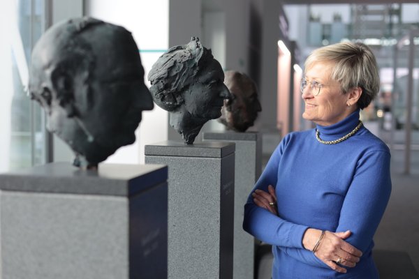 Aug' in Auge mit der Grande Dame in der Galerie prägender Köpfe Phoenic Contact: Angela Josephs hat die 2015 verstorbene Gesellschafterin und Prokuristin Ursula Lampmann sehr geschätzt. Nun hat sie selbst Abschied vom Unternehmen genommen. - © André Köller