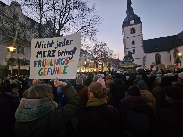 Etwa 200 Menschen sind am Montagabend für Demokratie und Vielfalt auf die Straße gegangen. - © Janet König