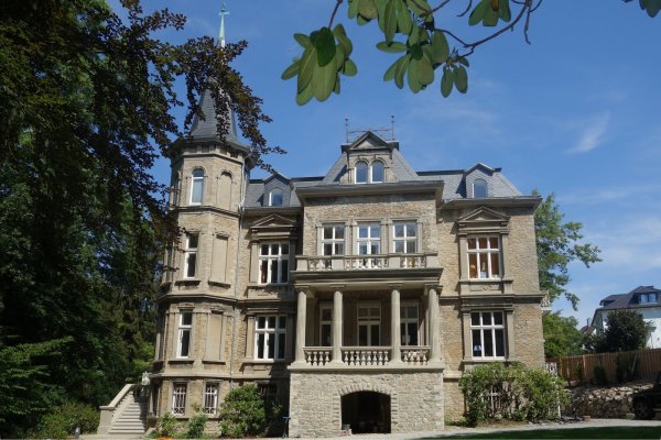Die „Schauseite" der Villa, die mit viel Einsatz nun saniert worden ist. - © Eigentümer