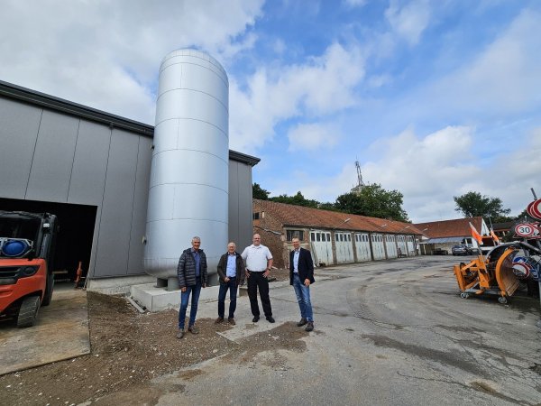 Thorsten Paulussen (von links), Frank Rayczik, Benjamin Brinkmeyer und Michael Wippermann stehen zwischen alt und neu. Links ist die neue Heizzentrale im Bau, im Hintergrund ist das Gebäude, das abgerissen wird. Hier wird neu gebaut, Sozialräume, Sanitäranlagen - getrennt - für Bauhofmitarbeiter und Feuerwehr sowie Verwaltungsräume werden dringend benötigt. - © Astrid Sewing