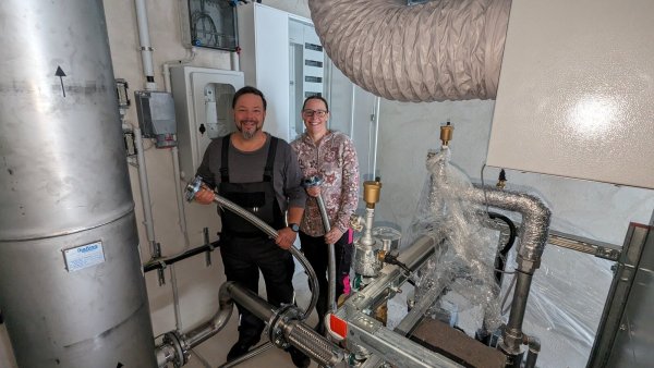 Die Mitarbeiter des Freibades Kalletal, Denise Högel und Markus Burmester freuen sich im neuen Betriebsgebäude des BHKW über die zusätzliche Technik, die jetzt zur Verfügung steht. - © Gemeinde Kalletal
