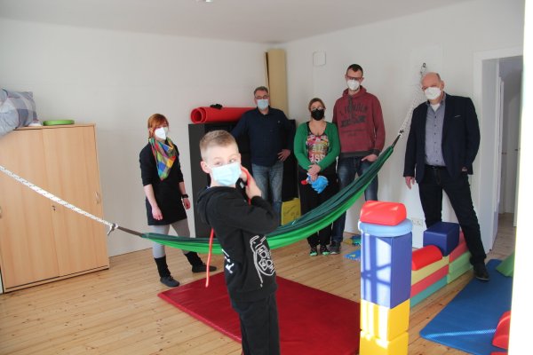 Sam ist in seinem Element: Im Therapieraum kann er nach Herzenslust spielen und toben. Hinter ihm (von links) Lisa Poser, Olaf Hanke, Melanie und Andre Schmidt und Eckhardt Maaß von der Allianz Generalvertretung Detmold. Foto: Silke Buhrmester - © Silke Buhrmester