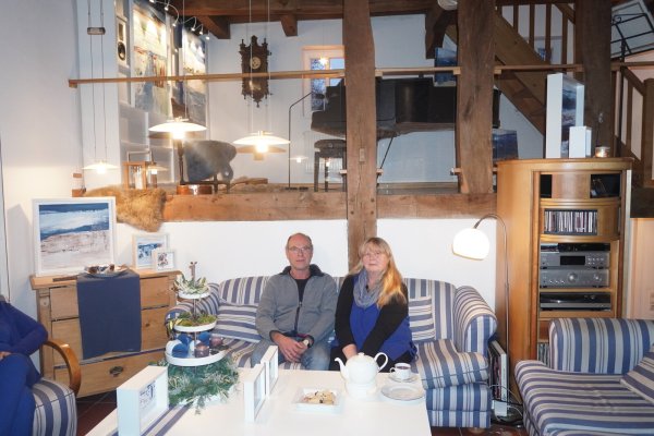 Iris Hansmann und ihr Ehemann Michael Maute-Hansmann fühlen sich in dem alten Kornspeicher sehr wohl. Ein echter Hingucker ist das offene Zwischengeschoss über dem Wohnzimmer. Dort hat der Flügel seinen Platz. - © Michaela Weiße