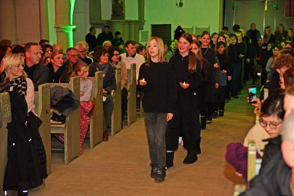 Die Chöre ziehen feierlich zu dem Lied "Sehet, das Licht will zu uns dringen" in die Kirche ein - © Nicole Ellerbrake