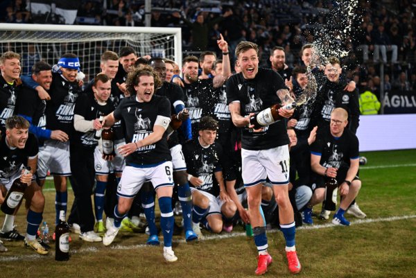 Der Mannschaft von Arminia Bielefeld ist die Sensation im DFB-Pokal gelungen. Im Halbfinale gewinnt sie verdient mit 2:1 gegen Titelverteidiger Bayer Leverkusen. - © Teresa Kröger