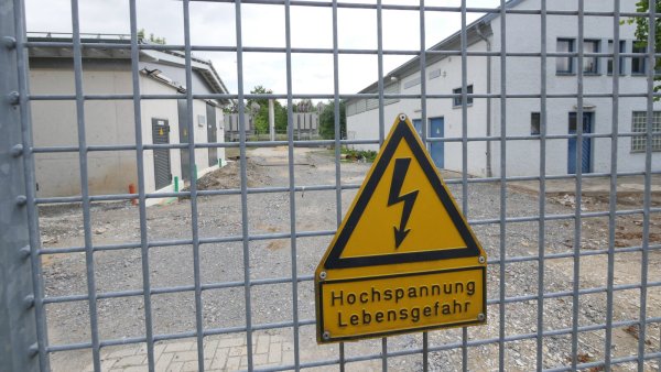An der Falkenkrugstraße haben die Stadtwerke Detmold gerade ihre Umspannanlage Spork erneuert. Die aktuelle Technik, die Platz im wesentlich kleineren Neubau links findet, trägt mit dazu bei, das Netz zu stabilisieren und bedarfsgerecht steuern zu können. - © Jost Wolf