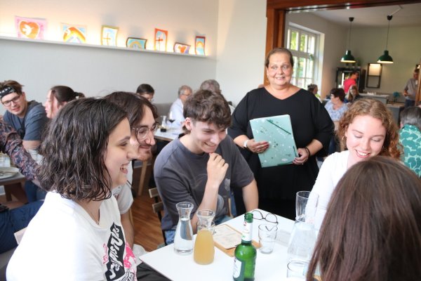 Anna Lukic (stehend) hatte die Fragen zum Kneipenquiz im LIP-Café vorbereitet. Für die Gruppe um Lilly, Ilijah, Crismar und Marlene (vorn, von links) war so manche harte Nuss darunter. Foto: Knut Dinter - © Knut Dinter