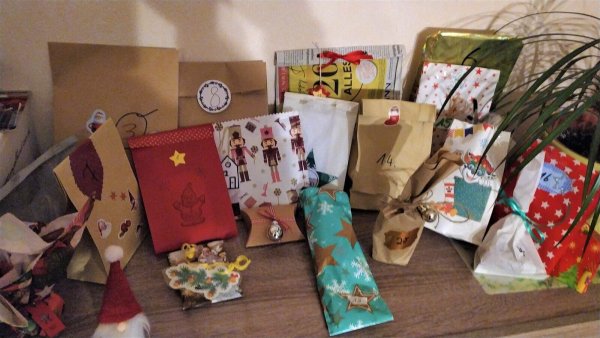 Wer sich in diesem Jahr in der Stadtbibliothek am „Ich-für-Dich-Adventskalender“ beteiligt, darf sich schon heute selbst auf 24 Geschenke freuen. - © Stadt Detmold