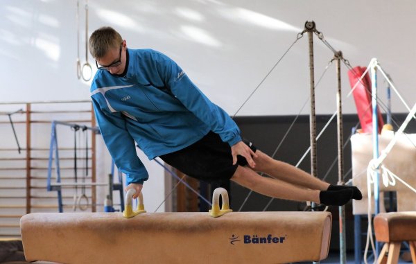 Eine Übung am Lieblingsgerät: Daniel Sorin demonstriert sein Können am Seitpferd. - © Oliver König