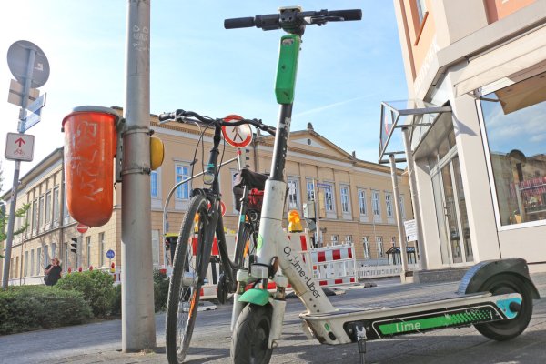Da steht er schon passend vor Gericht: Die E-Roller gehören inzwischen zum Stadtbild, gleichzeitig werden sie nun auch Gegenstand von Strafverfahren. - © Janet König