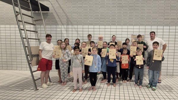 Nach der längeren Pause haben zahlreiche Kinder und Jugendliche am Ausdauerschwimmen in der Augustdorfer Kaserne teilgenommen. - © DLRG Augustdorf