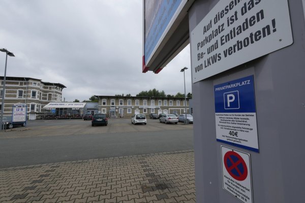Während auf den Schilder am Fuß einer Werbetafel keine zeitliche Beschränkung für den Parkplatz an der alten Schlachterei angegeben ist, vermerkt der Aufsteller des Getränkemarkts links im Hintergrund eine Parkzeit von maximal einer Stunde. - © Jost Wolf