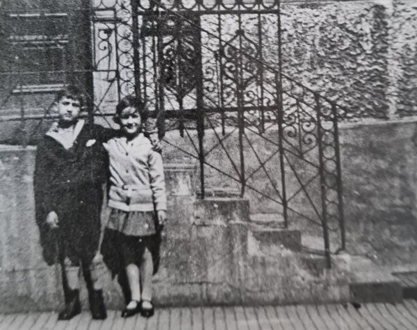 Wo heute die Volksbank am Kurzen Steinweg steht, stand früher das Wohnhaus der jüdischen Familie Königheim. Das Bild zeigt Max-Julius Königheim und seine Schwester Ilse. - © Repro: Marianne Schwarzer