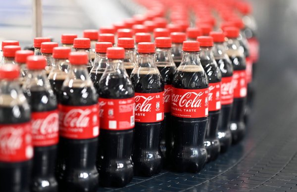 Der Getränkehersteller Coca-Cola macht fünf Standorte dicht, darunter Bielefeld. - © dpa