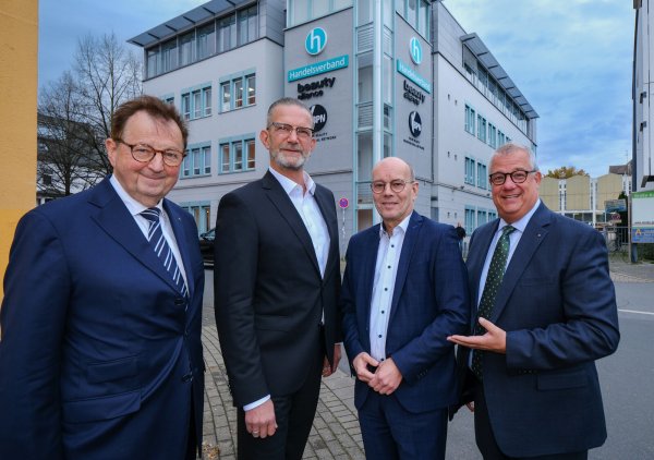 Neuer Spitzenmann für den Handelsverband OWL: Jan-Erik Weinekötter (2. v. l.) löst im kommenden Jahr Thomas Kunz (3. v. l.) ab, den langjährigen Hauptgeschäftsführer des Verbands. Der Verbandsvorsitzende Johannes Beverungen (r.) und sein Stellvertreter Rainer Schorcht freuen sich über die Personalie. - © Andreas Zobe