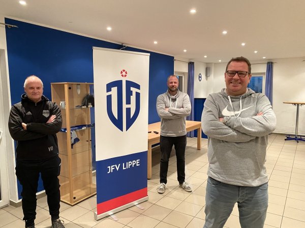 Ralf Fasse als Vorsitzender, Bastian Möller als stellvertretender Vorsitzender und Volker Offel (Geschäftsführer und Kassierer, von rechts) bildeten den Vorstand des Jugendfördervereins Lippe bei der Gründung 2021. - © Sebastian Lucas