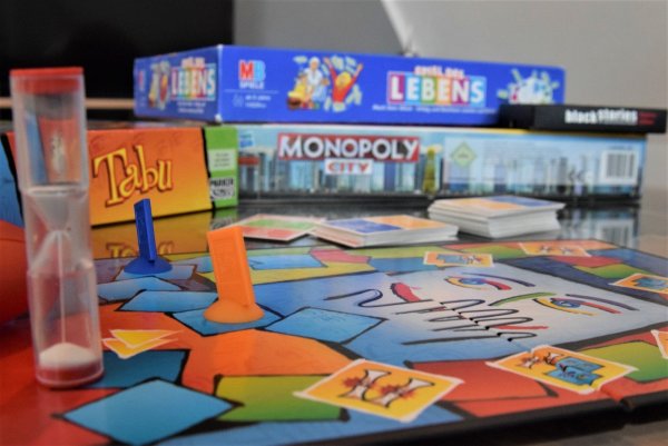 Die Klassiker reichen vielen Familien, die ihren Nachwuchs über Wochen bei Laune halten müssen, nicht mehr aus. Doch es gibt noch viele weitere Empfehlungen in der Spielewelt. - © Greta Wiedemeier