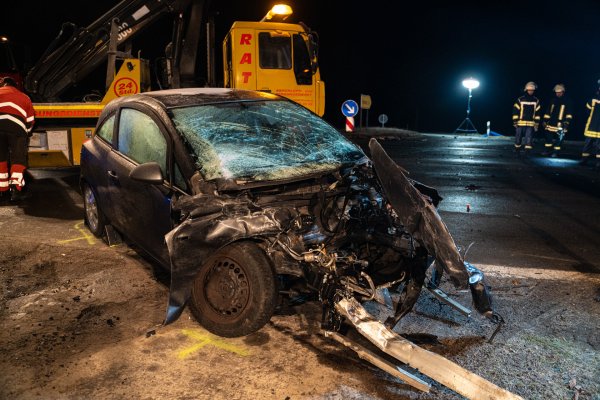 Durch den Frontalzusammenstoß wurden beide Fahrzeuge völlig zerstört. - © Freitag-TV