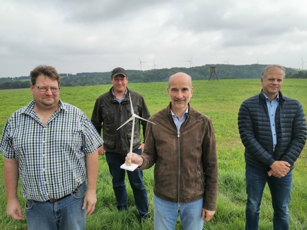 Stehen in den Startlöchern zum Bau einer Windkraftanlage auf dem Alverdisser Bromberg: (von links) Carsten Büschemann und Henning Herbrechtsmeier (beide Flächengeber und Anteilsnehmer), Bauherr Dr. Dietrich Beverborg und Barntrups Kämmerer Uwe Schünemann. - © Sylvia Frevert
