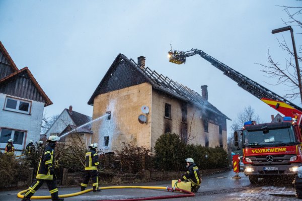 Insgesamt 94 Einsatzkräfte der Freiwilligen Feuerwehr Schieder-Schwalenberg waren bei dem Großbrand in Brakelsiek im Einsatz. - © Freitag TV