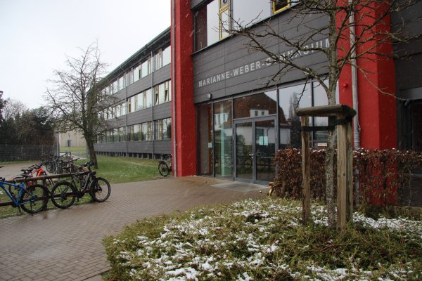 Das MWG erhält am Trakt A einen Anbau. Auf drei Ebenen werden dafür die Räume von derzeit knapp 50 auf gut 70 Quadratmeter erweitert. Damit entstehen neun komfortable Klassenzimmer. - © Katrin Kantelberg