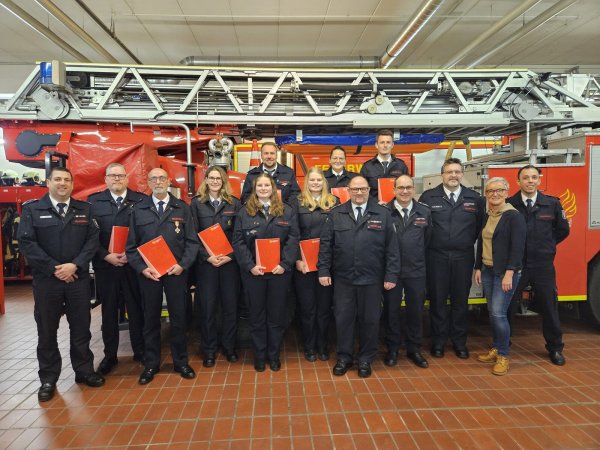 Der Löschzug aus Lügde: (Reihe oben, von links): Nico Jaron, Jasmin Crone, Jonas Barth. (Reihe unten, von links) Marco Tallig, Markus Scholz, Reinhard Kurz, Daniela Kleine, Carina Steinhage, Lea Steinhage, Marco Gröne, Maik Paskarbeit, Philipp Kleine, Ulrike Jakob, Helge Blome. - © Feuerwehr-Löschzug-Lügde