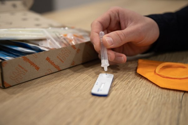 Weidmüller stellt jedem Mitarbeiter Tests und Mund-Nasenschutz-Masken zur Verfügung. - © Weidmüller