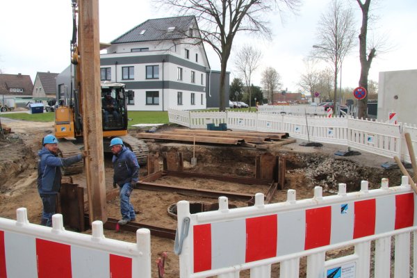 Vorbereitung für das Schachtbauwerk: Bauarbeiter treiben Spundwände in den Boden, um die Baugrube abzusichern. - © Dieter Asbrock