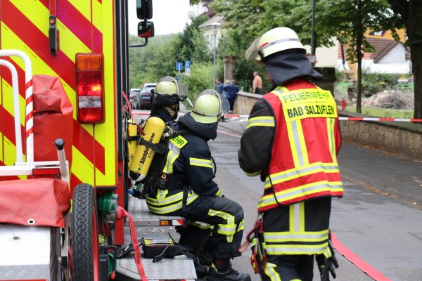 Im Ernstfall sind die hauptamtlichen Kräfte der Salzufler Feuerwehr so schnell wie möglich zur Stelle – hier bei einem Gasaustritt an der Hermannstraße.  - © Alexandra Schaller