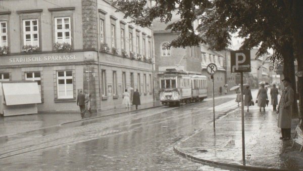 Straßenbahn in der Langen Straße in Detmold. - © Landesarchiv NRW