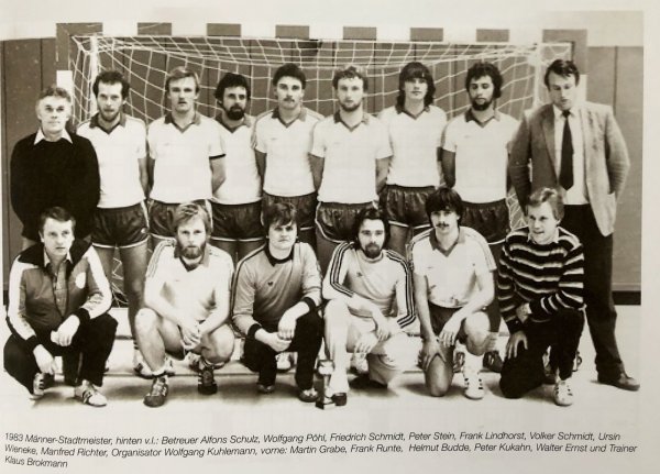 Die Helden von 1983: Der TuS Müssen-Billinghausen wurde Stadtmeister mit (hinten von links) Betreuer Alfons Schulz, Wolfgang Pöhl, Friedrich Schmidt, Peter Stein, Frank Linshorst, Volker Schmidt, Ursin Wieneke, Manfred Richter, Organisator Wolfgang Kuhlemann, vorne von links: Martin Grabe, Frank Runte, Helmut Budde, Peter Kukahn, Walter Ernst und Trainer Klaus Brokmann. - © Archiv TuS Müssen-Billinghausen